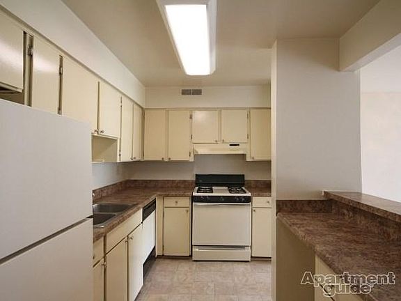 4th image of 914 S Oriole Cir APT 202