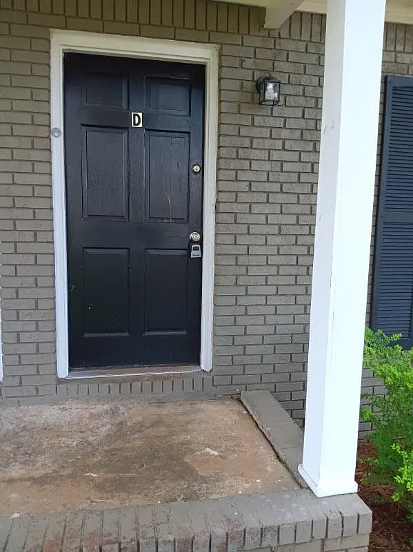 2 bed, 1.5 bath, 1035 sqft, $995 — Photo 2
