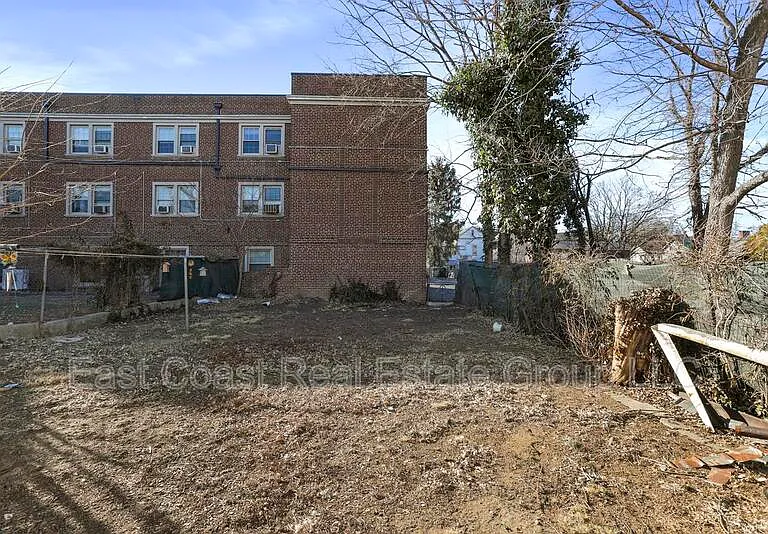 218 N College St — Photo 25