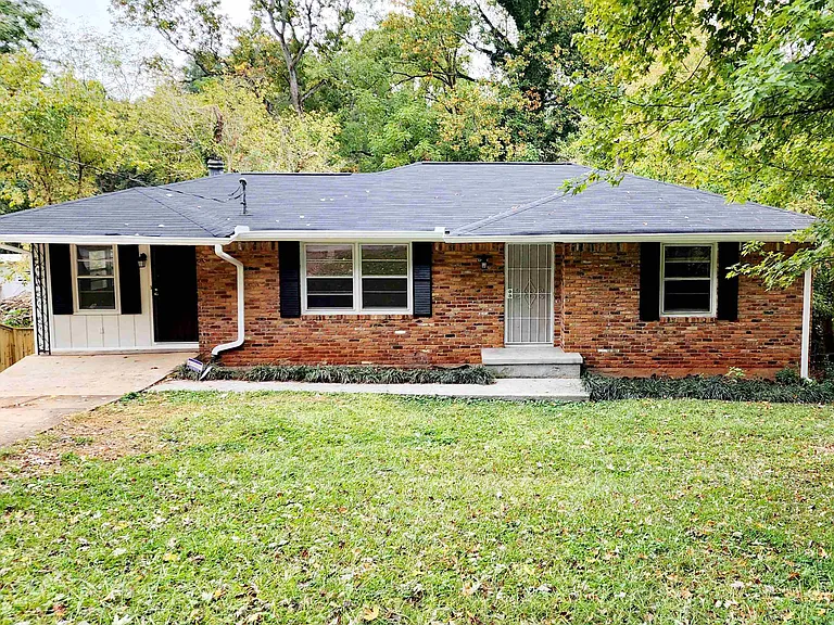 1808 Meadowglades Dr — Photo 1