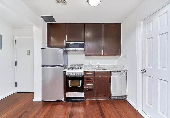 4th image of 23 Avenue A APT 3R