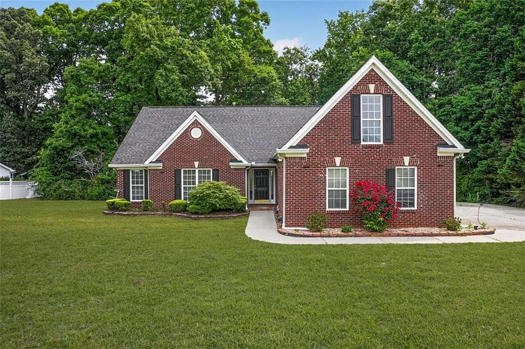 4 bed, 2.0 bath, 2428 sqft, $2,149 — Photo 1