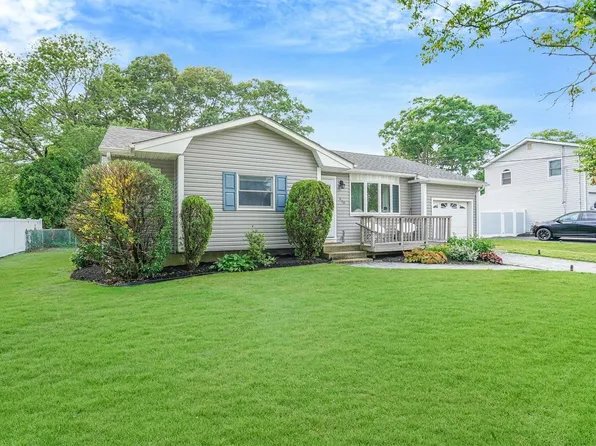 470 Renee Drive, Bayport, NY 11705