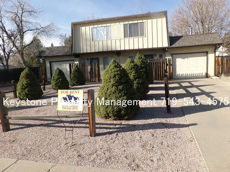Updated 2 Bedroom Belmont Townhome with Attached Garage & Fenced Yard $1300/$1300 — Photo 1