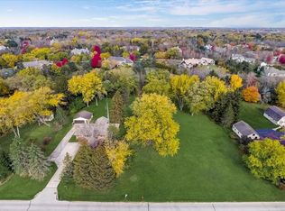 2104 W County Line Rd, Mequon, WI 53092