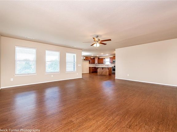 4th image of 313 Driftwood St