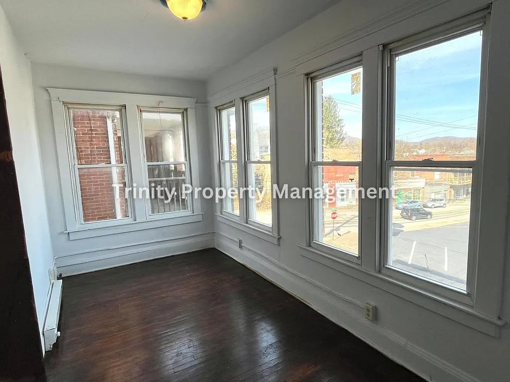 103 Grove Ave — Photo 3