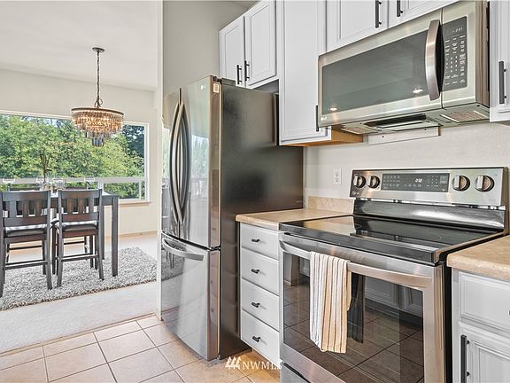 Great shot of the brand new appliances!
