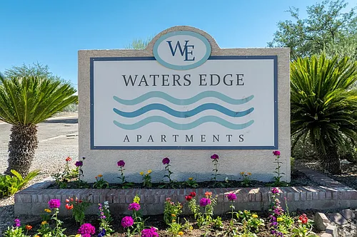 Waters Edge Apartments Photo 1
