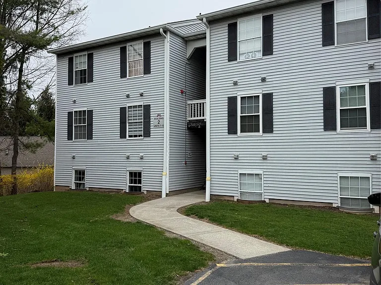 2 Lexington Hl #10 — Photo 1