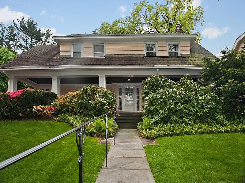 Wonderful Greenacres Colonial