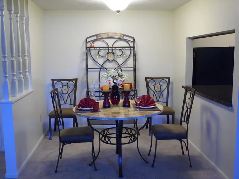 Royal Manor Apartments — Photo 20