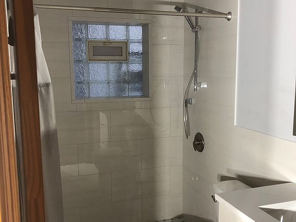 5th image of 653 N Wolcott Ave #1S