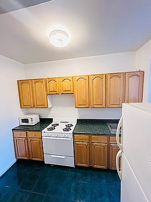 2nd image of 24-31 Steinway St #10