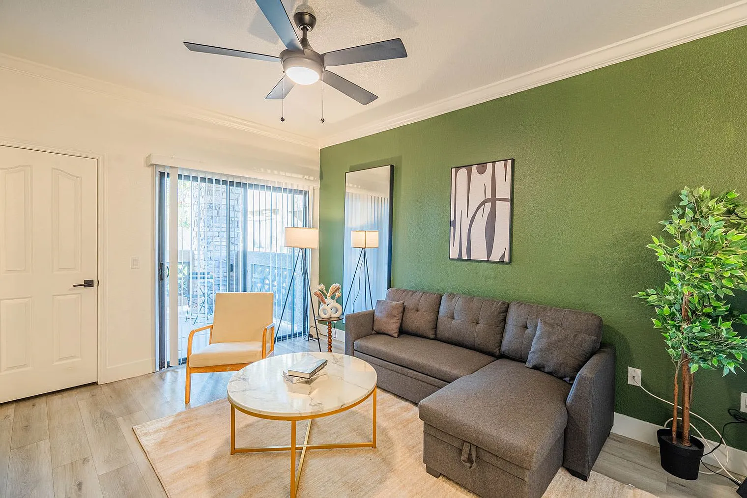 1 bed, 1.0 bath, 828 sqft, $4,017 — Photo 3