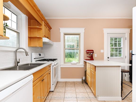 5th image of 4864 Simcoe St