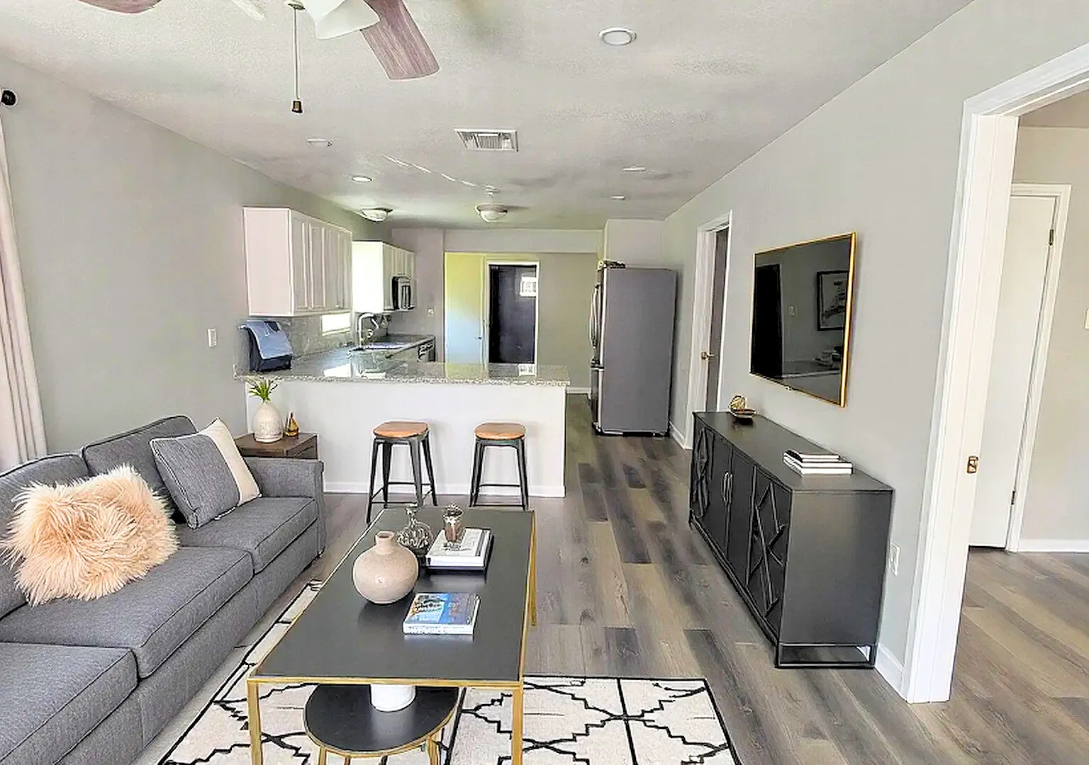 3 bed, 950 sqft, $1,099 — Photo 1