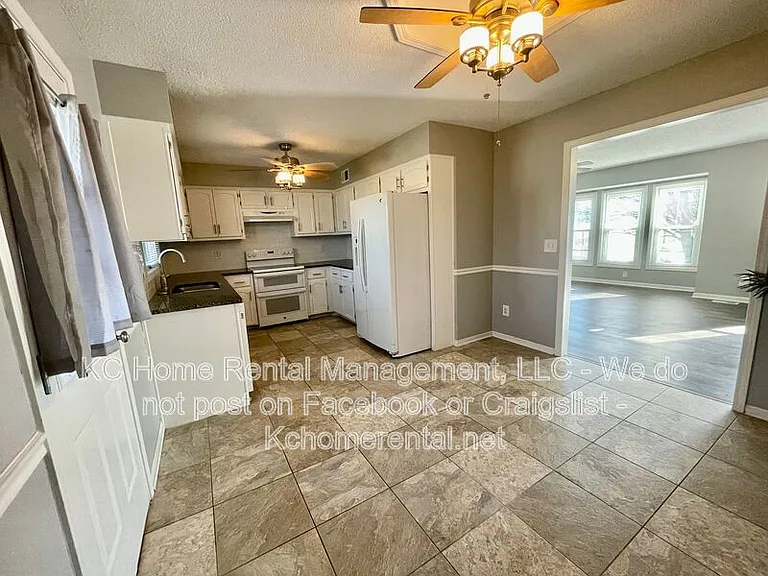 10606 N Oak Trafficway — Photo 7