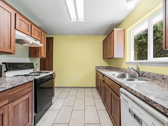 4th image of 30670 N Meadow St
