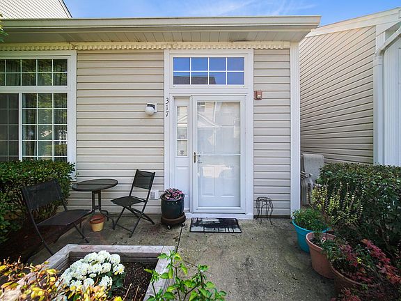 3rd image of 317 E Victoria Cir #3