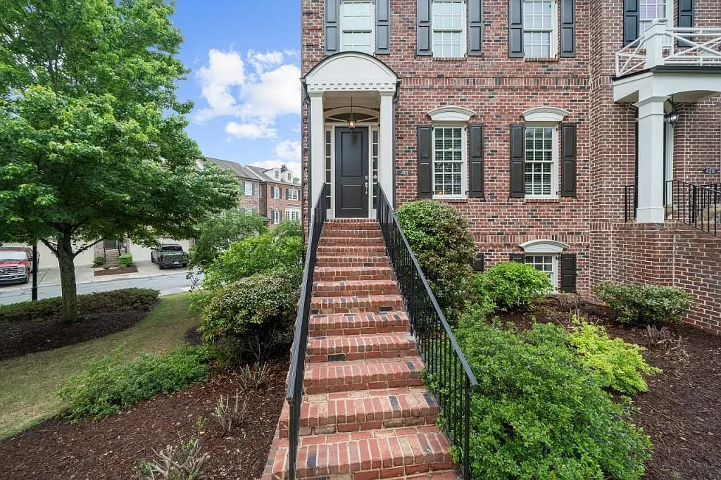 3 bed, 3.5 bath, 2392 sqft, $5,300 — Photo 3