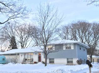 1102 Valley View Rd, Green Bay, WI 54304