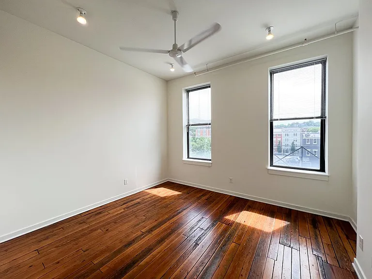 1208 Main St — Photo 10