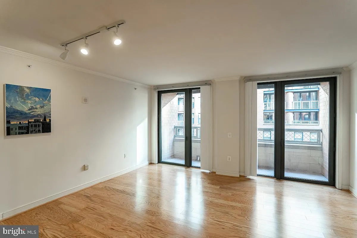 Central — Photo 1