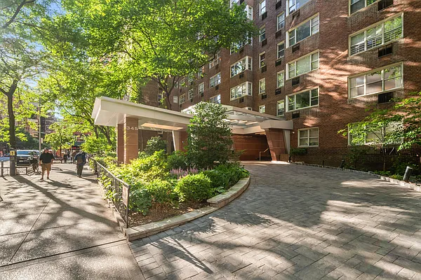 Sold by Casa Blanca Real Estate | media 33