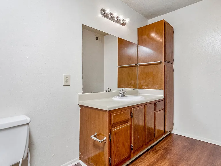 Tiffany Square Apartments — Photo 7