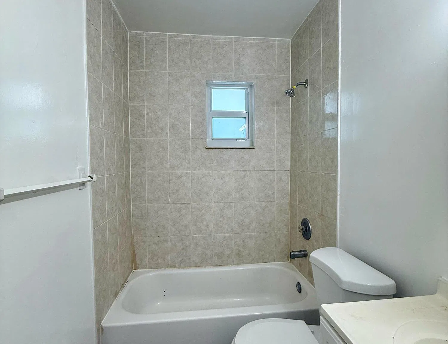3 bed, 1.0 bath, 1010 sqft, $2,200 — Photo 4