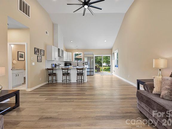 4th image of 3121 Suffolk Dr