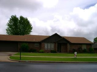 924 N Camelot St, Weatherford, OK 73096