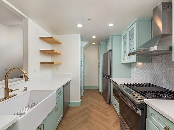 2nd image of 930 N Doheny Dr APT 409