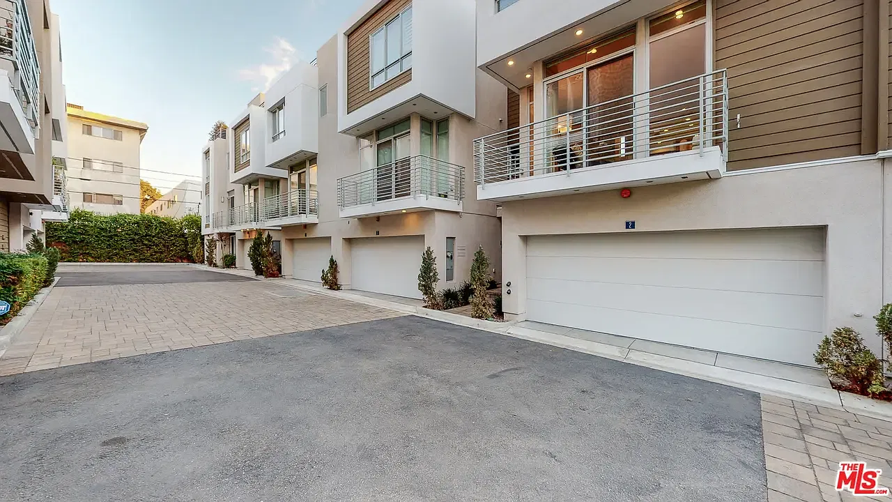 3 bed, 3.5 bath, 1706 sqft, $6,100 — Photo 3