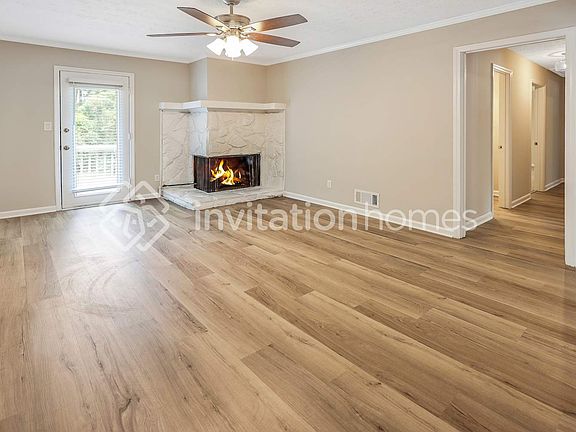 4th image of 1240 Country Lane Dr NE