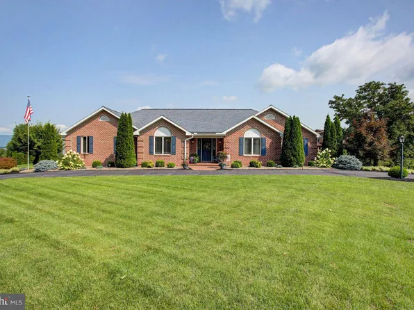 1403 Majestic Dr, Chambersburg, PA 17202