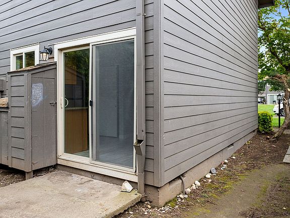 5th image of 3025 SE Maple St #15