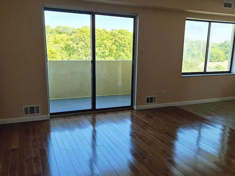 L-SHAPED LIVING ROOM AND DINING AREA