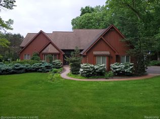 3465 Moraine Dr, Brighton, MI 48114