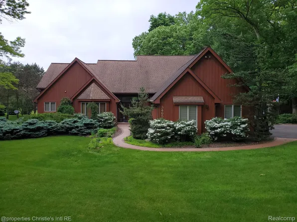 3465 Moraine Dr, Brighton, MI 48114