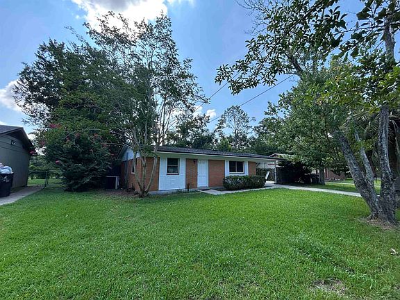 3rd image of 821 Essex Dr