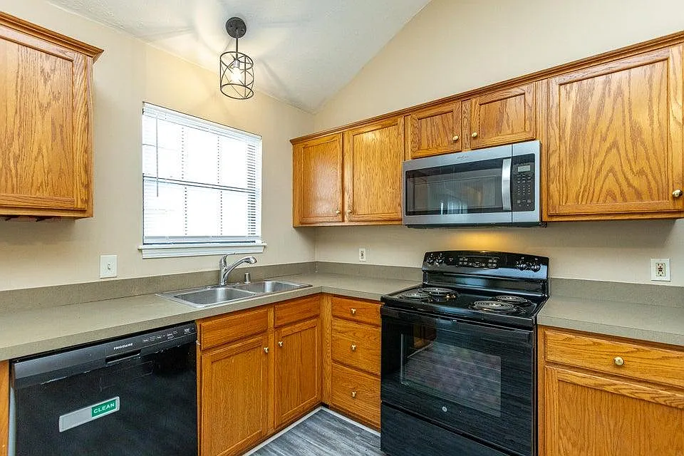 3 bed, 1229 sqft, $1,975 — Photo 2