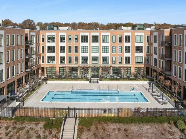 100 Garvies Point Road #1332, Glen Cove, NY 11542