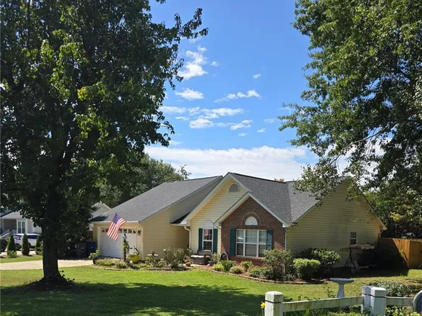1000 Hastings Hill Rd, Kernersville, NC 27284