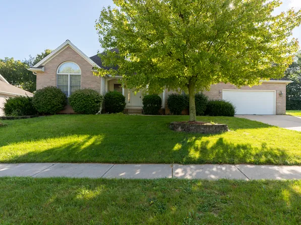 2306 Ridge Creek Dr, Bloomington, IL 61705