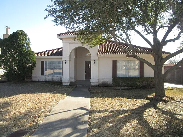 3 bed, 2.0 bath, 1826 sqft, $2,145 — Photo 1