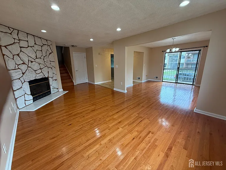 1302 Edison Glen Ter — Photo 5