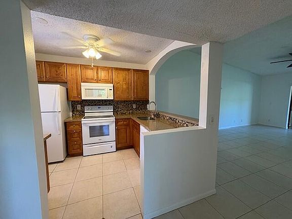 5th image of 21938 Remsen Terrace #209