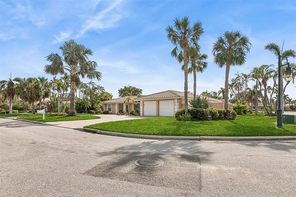 3 bed, 3.5 bath, 2203 sqft, $8,500 — Photo 2